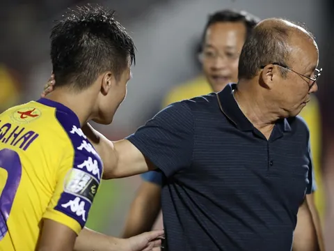 HLV Park Hang-seo quan tâm đặc biệt cầu thủ Hà Nội trên sân Thống Nhất