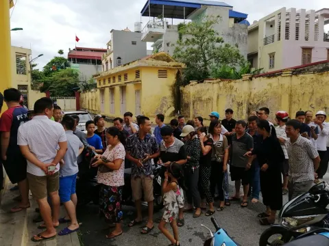 CĐV Nam Định xếp hàng mua vé vào sân "tiếp lửa" cho các cầu thủ ở trận đấu với HAGL