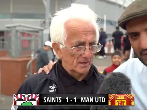 CĐV lớn tuổi của M.U bật khóc sau trận hòa Southampton