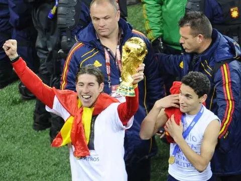 'Van Dijk có mơ cũng không dám nghĩ tới số danh hiệu bằng với Ramos'