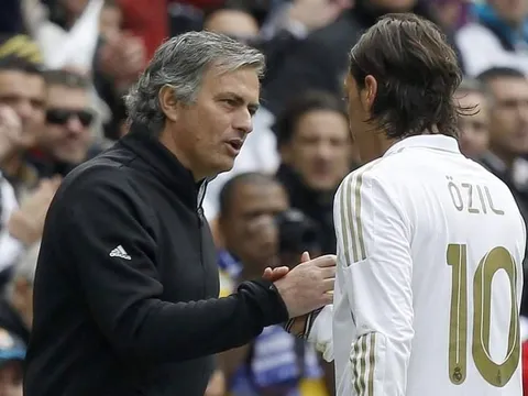 'Này Ozil, cậu là 1 tên hèn, sao cậu không khóc đi?'