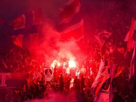 Kền kền thua tan nát, CĐV PSG nhuộm đỏ khán đài bằng pháo sáng