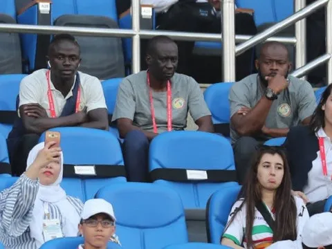 Senegal ra quân vắng Mane, fan nữ xinh như mộng có biểu cảm khó tin