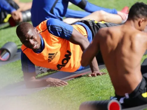 Pogba nhăn nhó, lạc lõng nhìn đồng đội Man Utd tập luyện điên cuồng