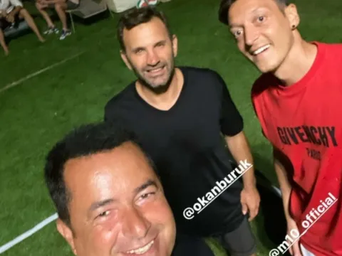 Trở lại Thổ Nhĩ Kỳ, Ozil gặp mặt và selfie cùng 2 'nhân vật lớn'