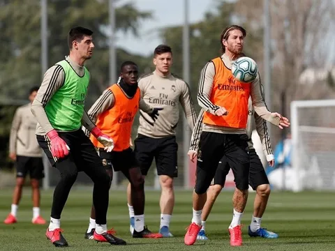 Griezmann nằm sân sau pha vào bóng nguy hiểm của Jorginho