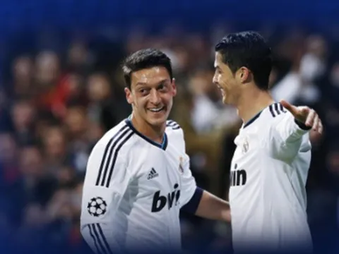 7 ngôi sao hưởng lợi từ "bộ óc thiên tài" của Ozil: Ronaldo số 1, bom xịt thế kỷ M.U góp mặt
