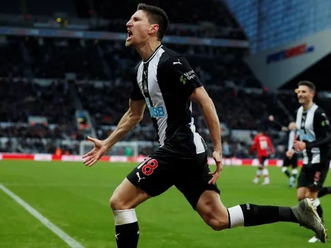 7 pha tắc bóng, 9 lần thu hồi bóng, Liverpool đã bị hủy diệt bởi "siêu trung vệ"