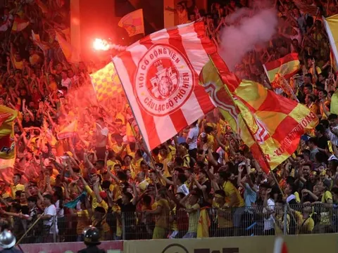 CHÍNH THỨC: Hà Nội FC bị "treo sân" vì pháo sáng