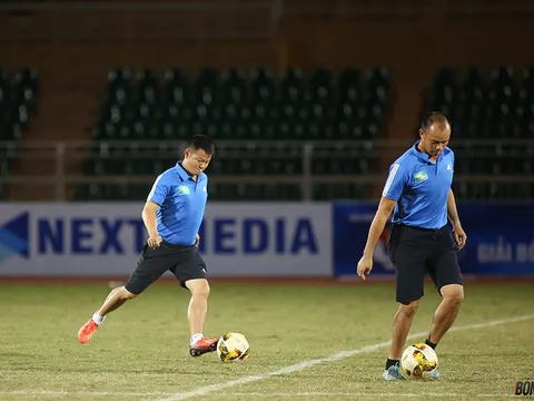 Văn Quyến làm xiếc với trái bóng, truyền cảm hứng cho học trò U15 SLNA