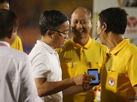 Sếp HAGL tố trọng tài công nhận "bàn thắng ma" cho Bình Dương