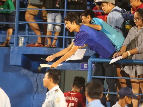 HAGL thua trận, Tuấn Anh lặng lẽ cúi đầu chào fan