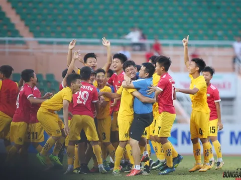 "Cậu bé vàng" Văn Quyến vỡ òa cảm xúc cùng U15 SLNA lên ngôi vô địch