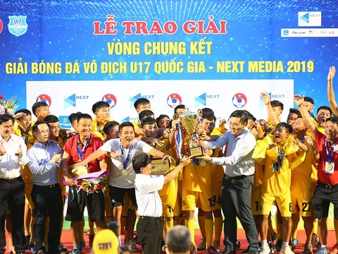 Thầy trò Mai Xuân Hợp vỡ òa cảm xúc khi lên ngôi vô địch U17 Quốc gia 2019