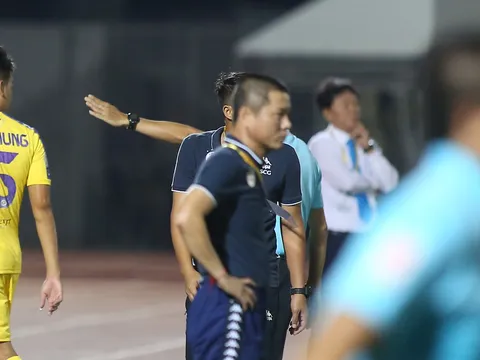 Mất chiến thắng phút bù giờ, HLV Chu Đình Nghiêm bỏ họp báo