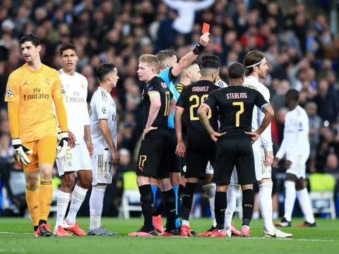 Jorginho bước lên đá phạt,  Abraham bỗng làm hành động kỳ quặc này