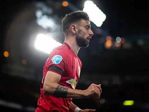 Đá 2 trận, Fernandes đã cân bằng thành tích của Ozil