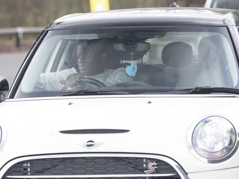 Marcin Bulka: "Kante vẫn dùng chiếc Samsung cũ với màn hình bị vỡ"