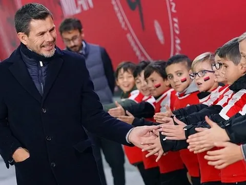 CHÍNH THỨC: Phản đối kế hoạch “Ferguson 2.0”, huyền thoại AC Milan bị sa thải