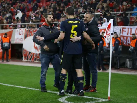 Thi đấu xa nhà, sao Arsenal bất ngờ được CĐV đối thủ 'hỏi thăm'