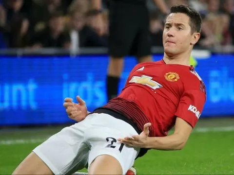 Va chạm kinh hoàng với cột dọc, "trò cưng" Lampard đau đớn lăn lộn trên sân