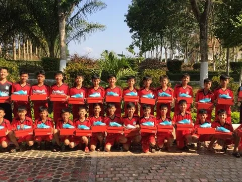 Văn Toàn bất ngờ tặng 30 phần quà ý nghĩa cho Khoá 5 HAGL JMG