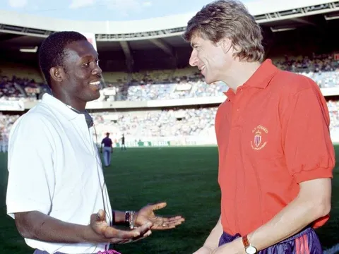 Tổng thống Liberia: 'Wenger đối xử với tôi như con trai'