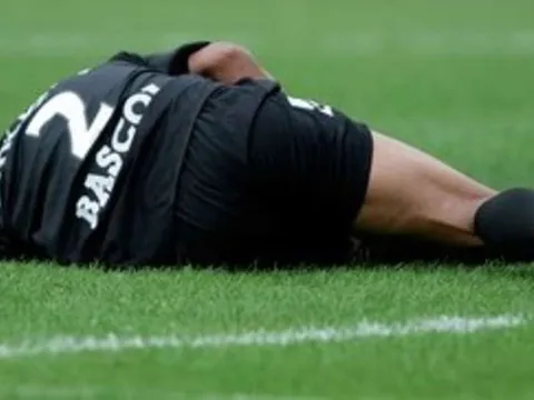 Cầu thủ Pháp bị treo giò 5 năm vì cắn 'của quý' đối thủ