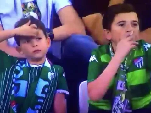 'Cậu bé' xui xẻo bị quay lại cảnh hút thuốc trên khán đài