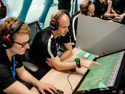 Ngoại hạng Anh ra luật vô lí: Cầu thủ bước vào phòng VAR sẽ bị thẻ đỏ