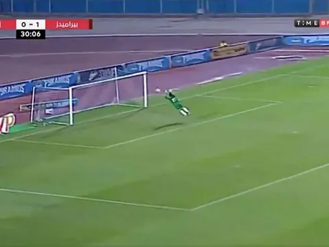 Thủ môn Ai Cập tái hiện pha cứu thua thần sầu của Joe Hart với M.U 11 năm trước