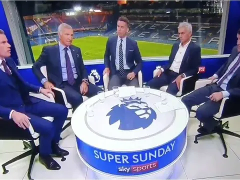 Roy Keane 'chỉnh' Carragher: 'Liverpool chỉ từng suýt vô địch, chưa vô địch'