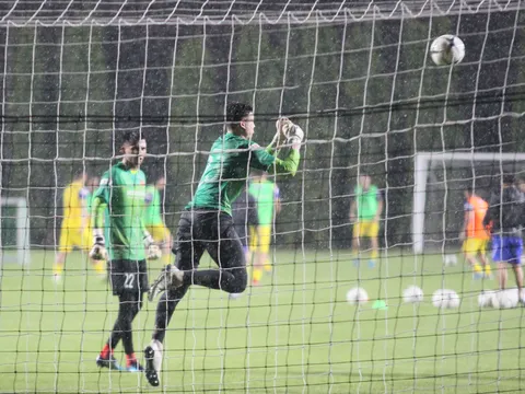 Văn Lâm và đồng đội "dầm mình" trong mưa, quyết tâm hạ Thái Lan