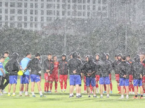 Quang Hải không tập luyện, ĐT Việt Nam tiếp tục "thử vàng" trong mưa