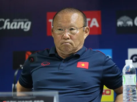 Những sắc thái khó chịu của HLV Park Hang-seo khi bị phóng viên Thái Lan làm phiền
