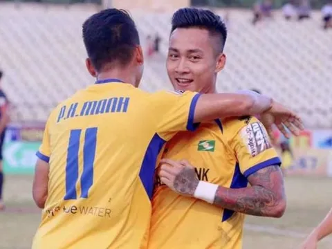 Cựu tuyển thủ U23 Việt Nam lập cú đúp, SLNA đẩy Khánh Hòa vào "cửa tử"