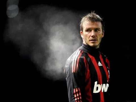 AC Milan đối đầu David Beckham vì "phù thủy thành Manchester"