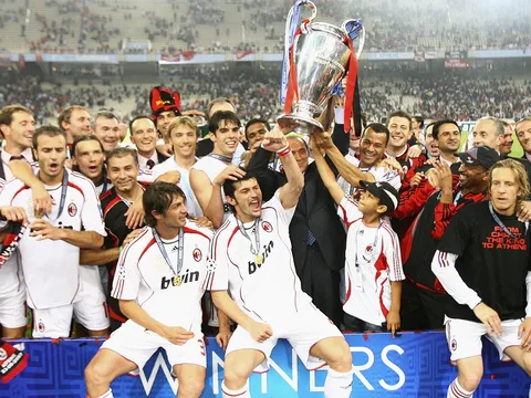 AC Milan lấy trận thắng Liverpool ở chung kết C1 để động viên người hâm mộ