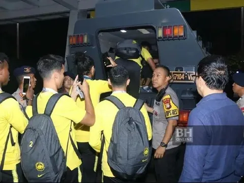 CĐV Indonesia quá khích, tuyển thủ Malaysia phải rời sân bằng xe bọc thép