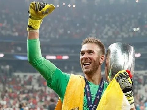 Đáng trách đấy, nhưng 'người hùng Siêu cúp' cũng đáng được khích lệ