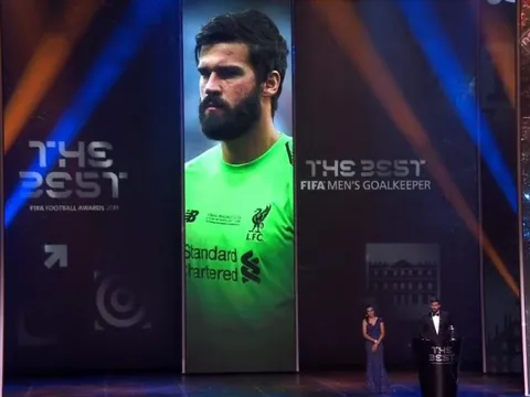 Khoảnh khắc hài hước khi Alisson Becker không nhận ra mình được gọi tên ở lễ trao giải The Best