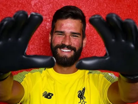 CHÍNH THỨC: Xuất hiện thủ môn đầu tiên giành 3 găng tay vàng trong một mùa giải