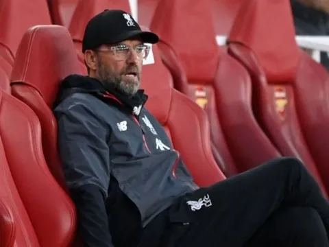 Alisson mắc sai lầm, Klopp phản ứng không thể tin nổi ngoài đường biên