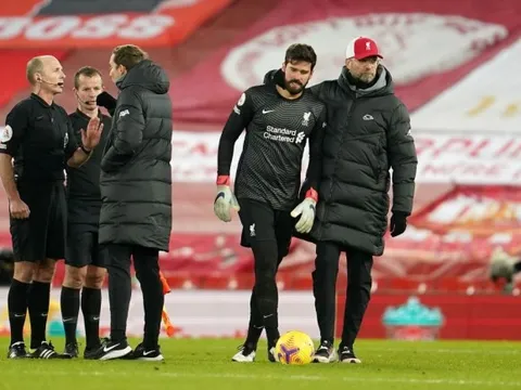 Alisson nói gì với trọng tài khi bị thổi phạt đền