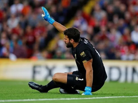 'Nhăn nhó' rời sân, Alisson bắn thông điệp quan trọng tới Liverpool