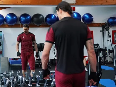 Ibra lộ hình ảnh gây choáng, 'lính đánh thuê" M.U cật lực trên sân tập AC Milan