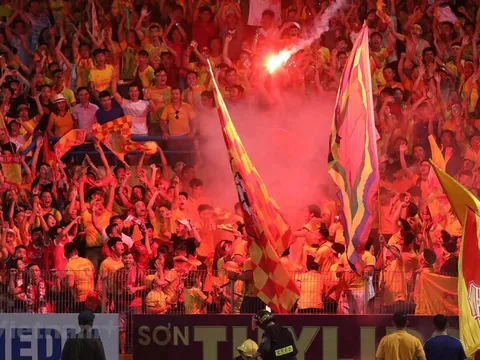 Án phạt "treo sân" và hiểm họa khó lường từ pháo sáng!