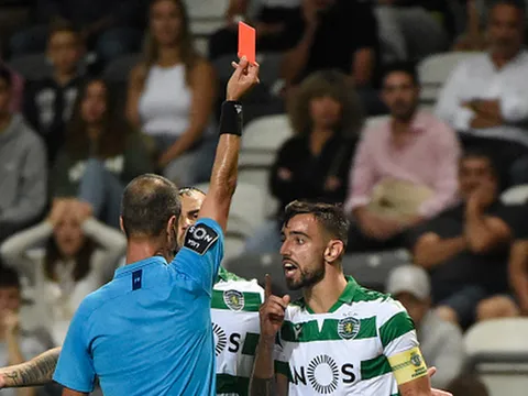 Ăn thẻ đỏ, sao 'hụt' của Man United có hành động khó tin