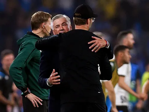 Ancelotti thủ thỉ điều gì khiến Klopp cười tươi dù thua trận?