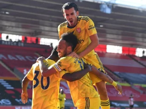 'Thảm họa Karius' tái hiện tại St Mary's, Arsenal chấm dứt chuỗi ngày đen tối